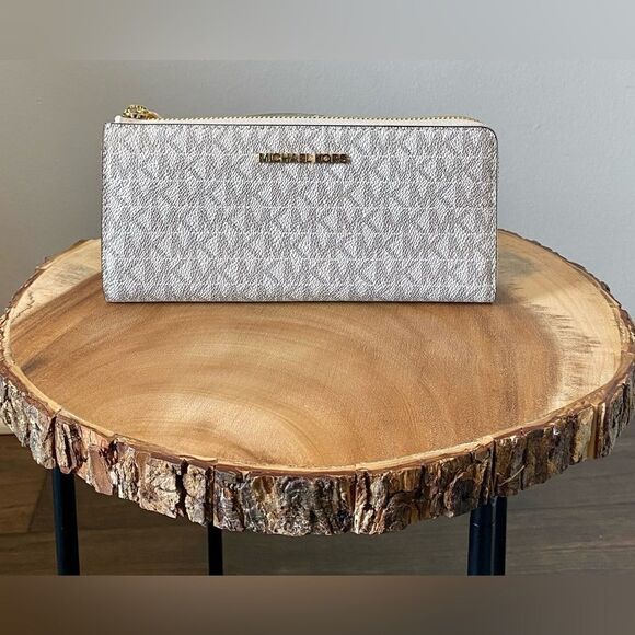 NWT Michael Kors Jet Set long Wallet- cream - Picture 1 of 9